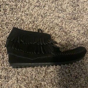 Minnetonka size 1 kids shoes
